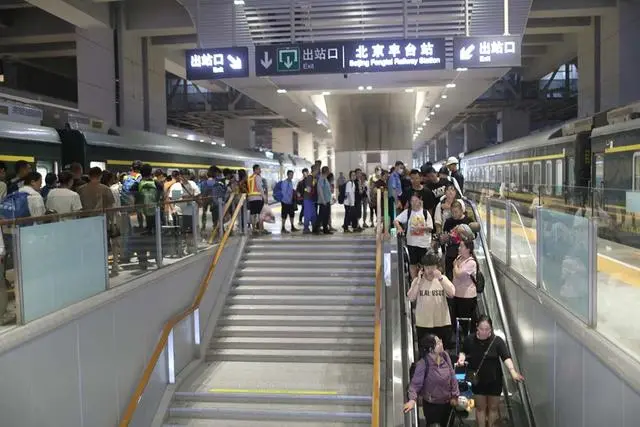 铁铁路12306怎么添加乘客_k396脱困乘客:走铁路钻树林9小时_铁路怎么添加乘客