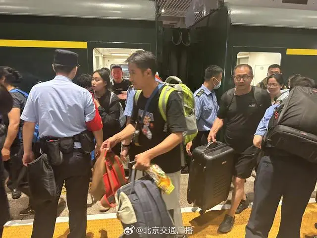 铁路怎么添加乘客_k396脱困乘客:走铁路钻树林9小时_铁铁路12306怎么添加乘客