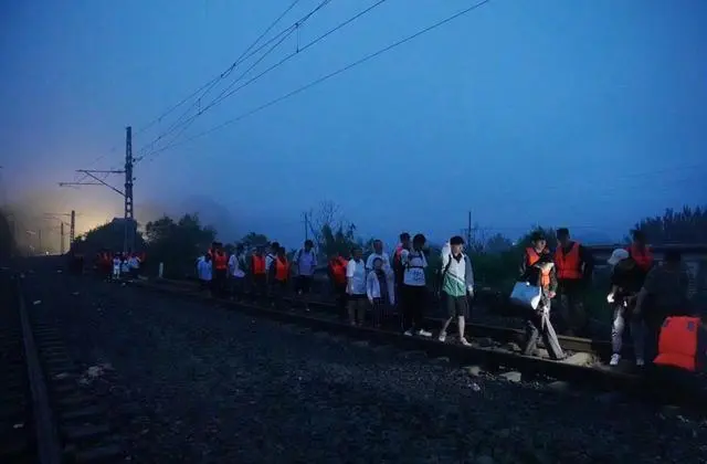 k396脱困乘客:走铁路钻树林9小时_铁铁路12306怎么添加乘客_铁路怎么添加乘客