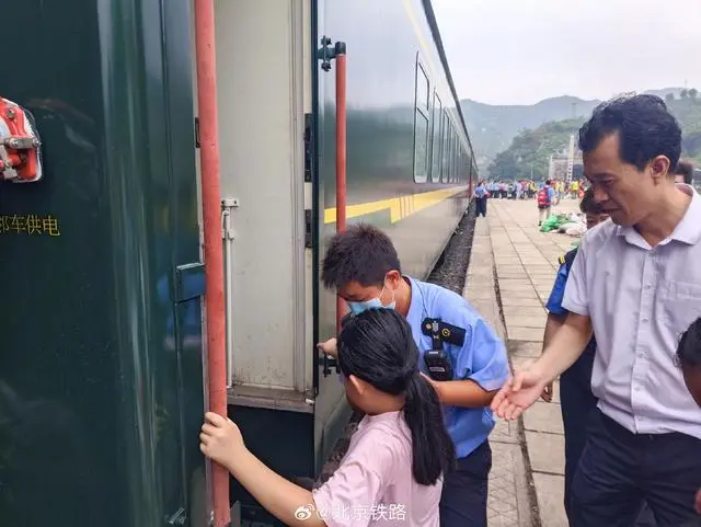 铁铁路12306怎么添加乘客_k396脱困乘客:走铁路钻树林9小时_铁路怎么添加乘客