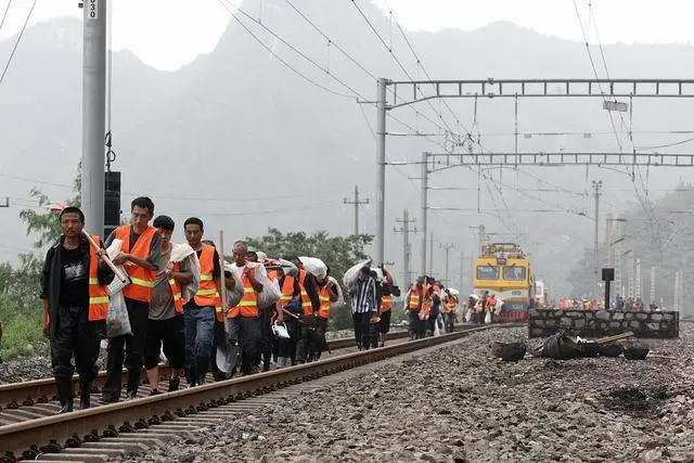 铁铁路12306怎么添加乘客_k396脱困乘客:走铁路钻树林9小时_铁路怎么添加乘客