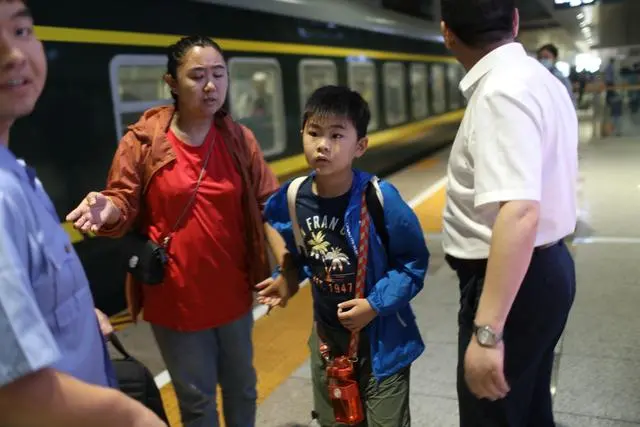 铁路怎么添加乘客_k396脱困乘客:走铁路钻树林9小时_铁铁路12306怎么添加乘客