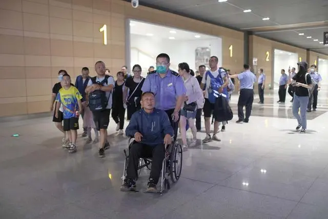 铁铁路12306怎么添加乘客_铁路怎么添加乘客_k396脱困乘客:走铁路钻树林9小时