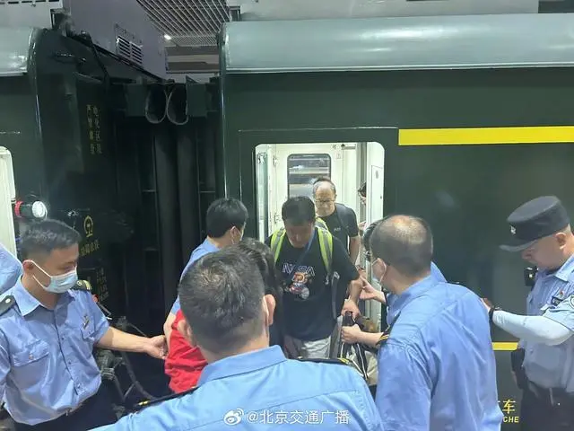 k396脱困乘客:走铁路钻树林9小时_铁铁路12306怎么添加乘客_铁路怎么添加乘客