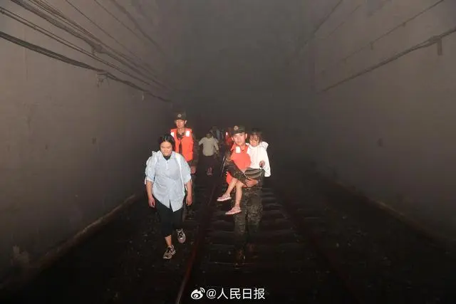 铁铁路12306怎么添加乘客_k396脱困乘客:走铁路钻树林9小时_铁路怎么添加乘客