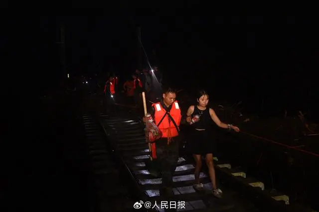 k396脱困乘客:走铁路钻树林9小时_铁铁路12306怎么添加乘客_铁路怎么添加乘客