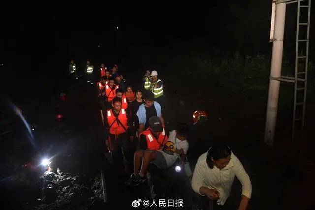 铁铁路12306怎么添加乘客_k396脱困乘客:走铁路钻树林9小时_铁路怎么添加乘客