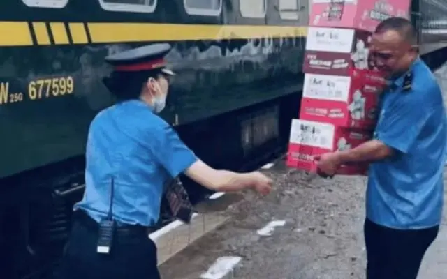 铁路12306不能添加乘客_疫情期间铁路出行乘客须知_k396脱困乘客:走铁路钻树林9小时