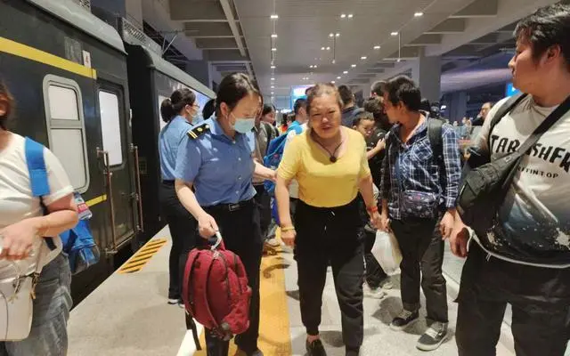 铁路12306不能添加乘客_疫情期间铁路出行乘客须知_k396脱困乘客:走铁路钻树林9小时