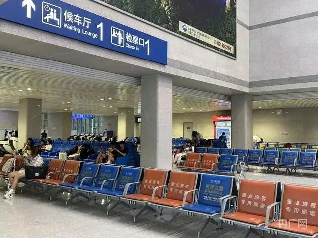 高铁站近9成是按摩椅?工作人员回应_高铁站的按摩椅怎么收费_高铁站按摩椅舒服吗